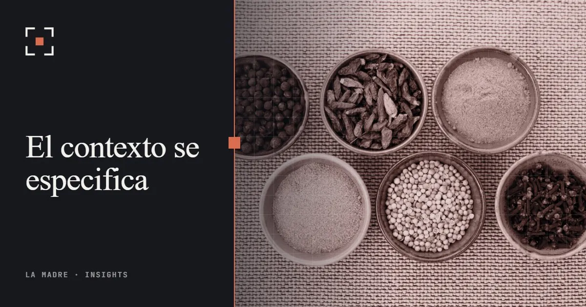 Seis cuencos pequeños de especias ordenados sobre una mesa, en duotono La Madre, junto a las palabras El contexto se especifica