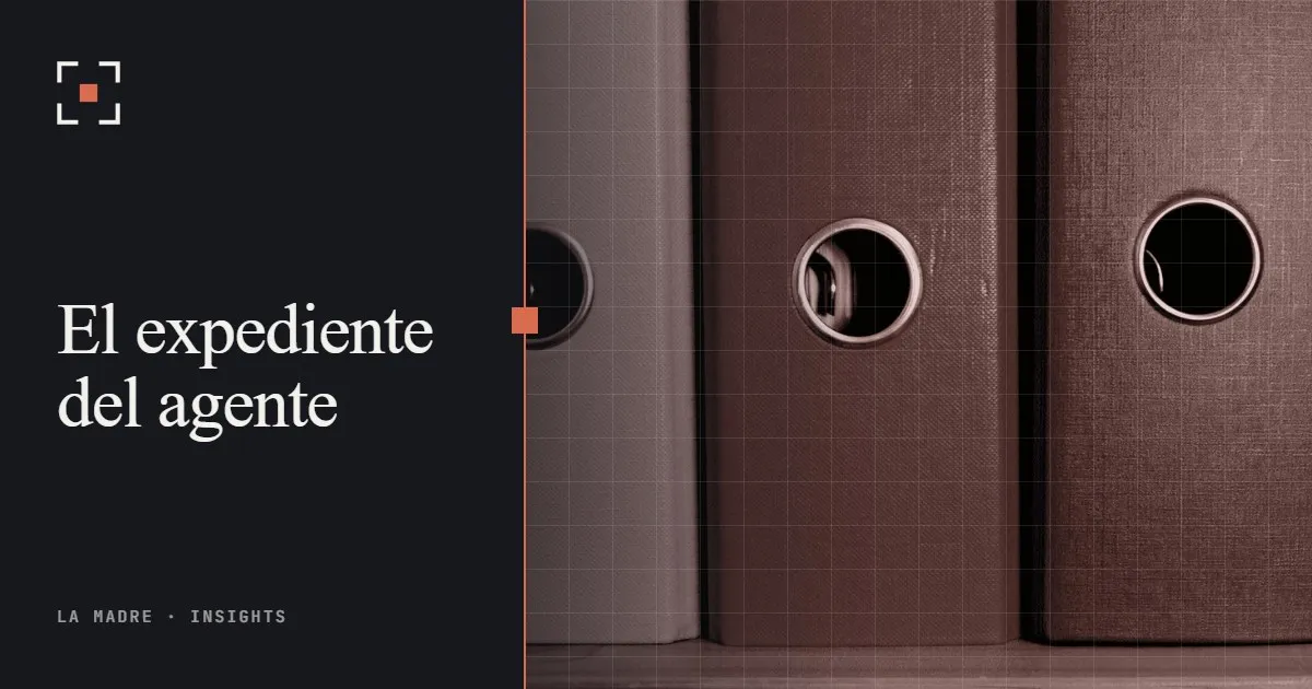 Una fila de archivadores de oficina en un estante, en duotono La Madre, junto a las palabras El expediente del agente