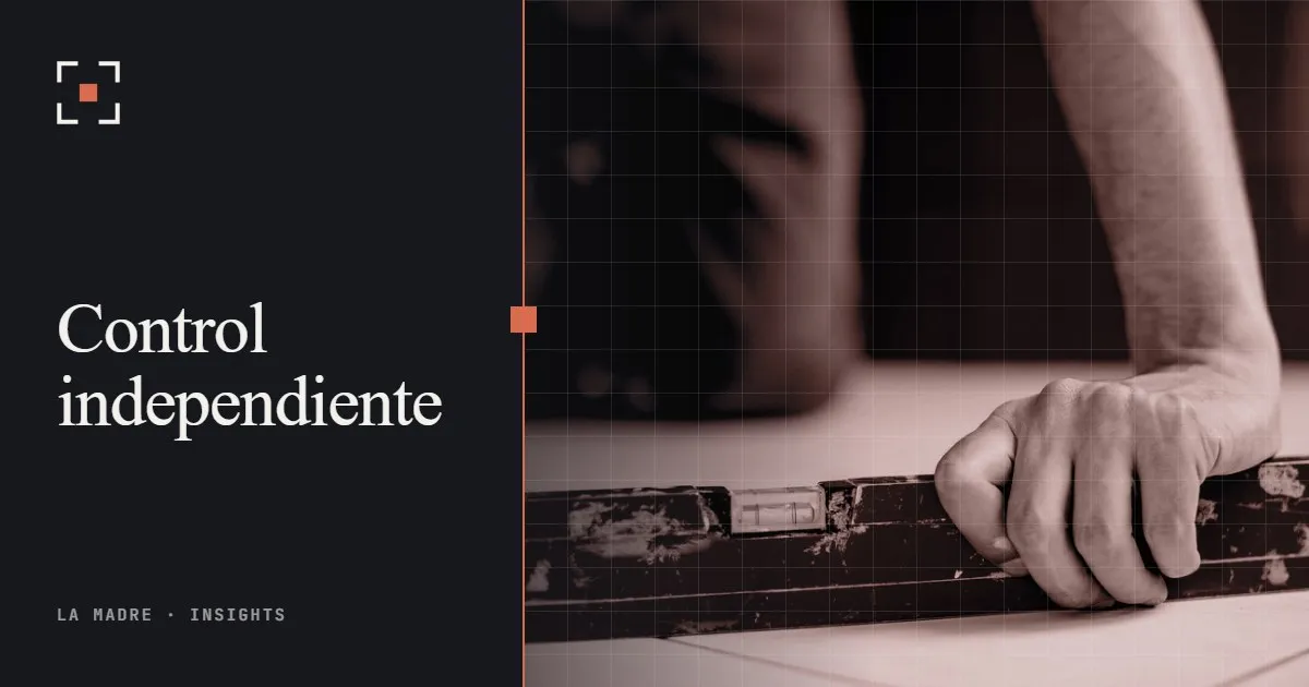 Una mano sosteniendo un nivel de burbuja plano contra el suelo, en duotono La Madre, junto a las palabras Control independiente