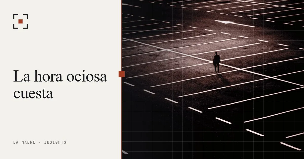 Un aparcamiento casi vacío de noche, con una pequeña figura cruzándolo, en duotono La Madre, junto a las palabras La hora ociosa cuesta