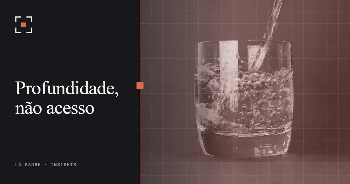 Água sendo derramada em um copo transparente, em duotone La Madre, ao lado das palavras Profundidade, não acesso