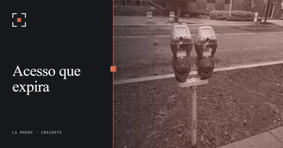 Um par de parquímetros em uma calçada, no duotone da La Madre, ao lado das palavras Acesso que expira