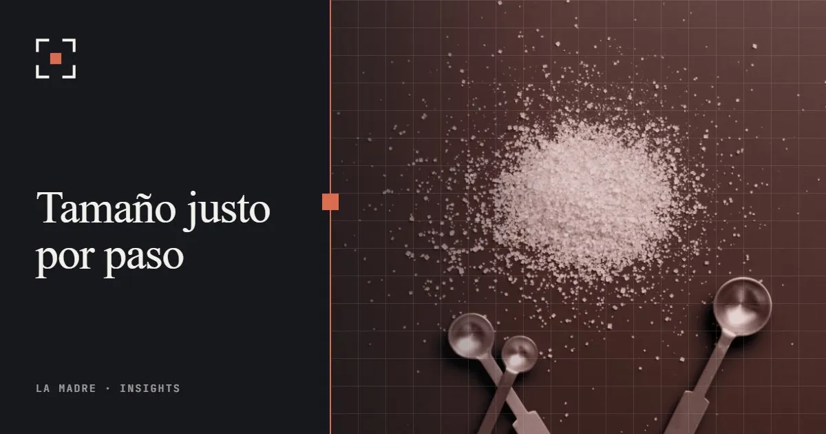 Cucharas medidoras de diferentes tamaños junto a un montón de azúcar, en duotono de La Madre, junto a las palabras Tamaño justo por paso