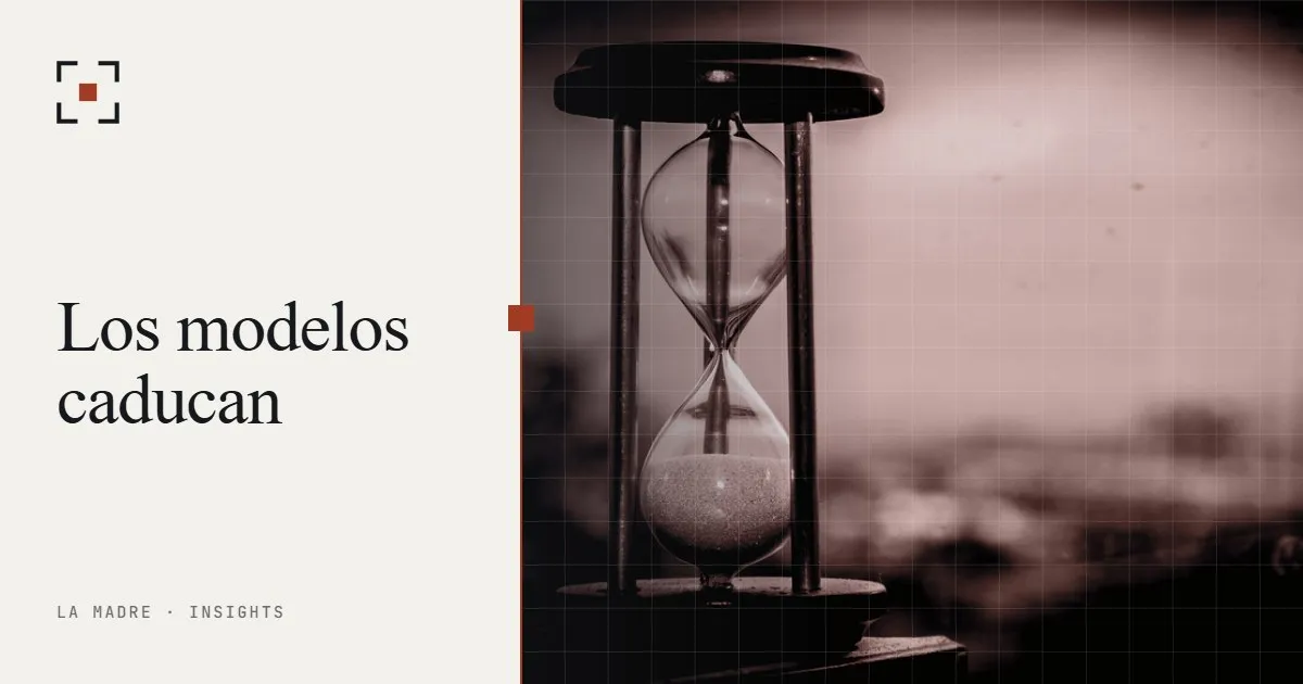 Un reloj de arena en blanco y negro con la arena a punto de acabarse, en duotono La Madre, junto a las palabras Los modelos caducan