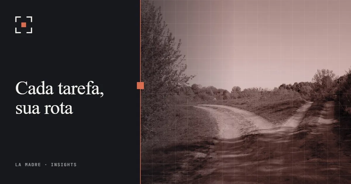 Uma estrada de terra se dividindo em dois caminhos entre campos verdes, em duotone La Madre, ao lado das palavras Cada tarefa, sua rota