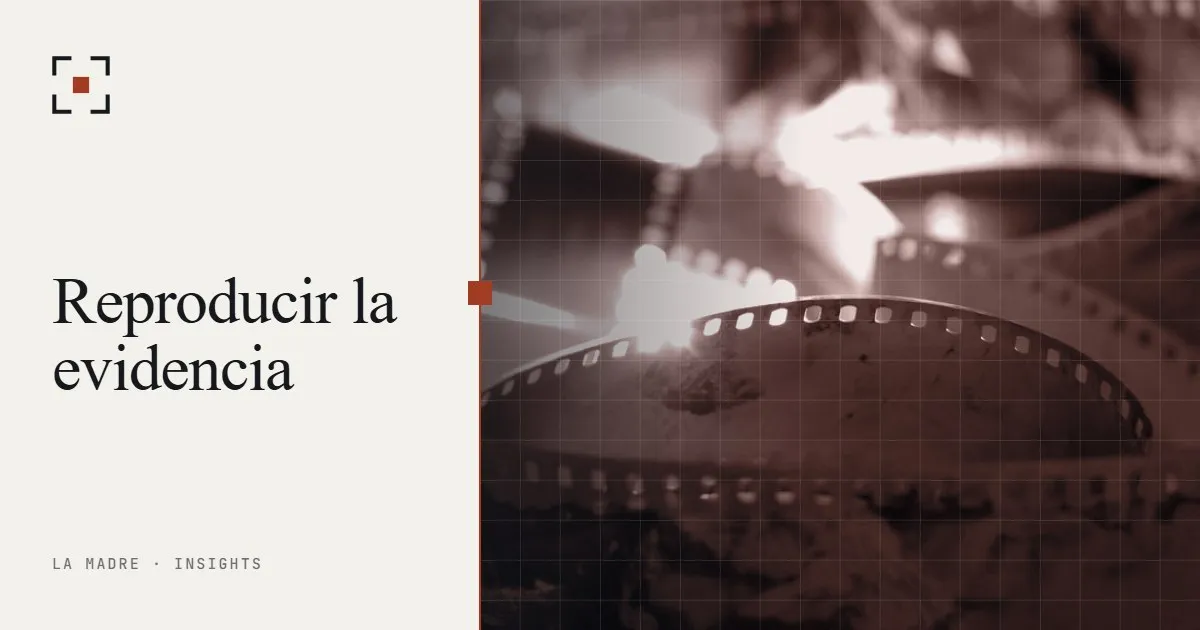 Espirales de película captando luz cálida, en duotono La Madre, junto a las palabras Reproducir la evidencia