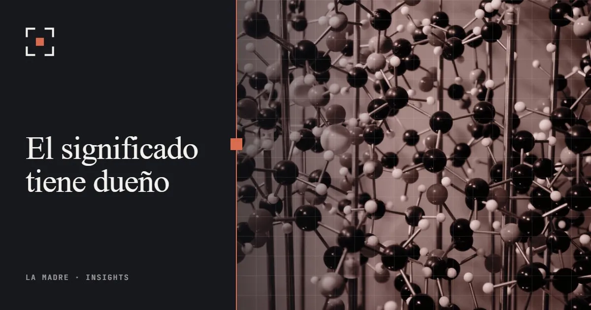 Un gran modelo molecular de bolas y varillas en un museo, en duotono La Madre, junto a las palabras El significado tiene dueño