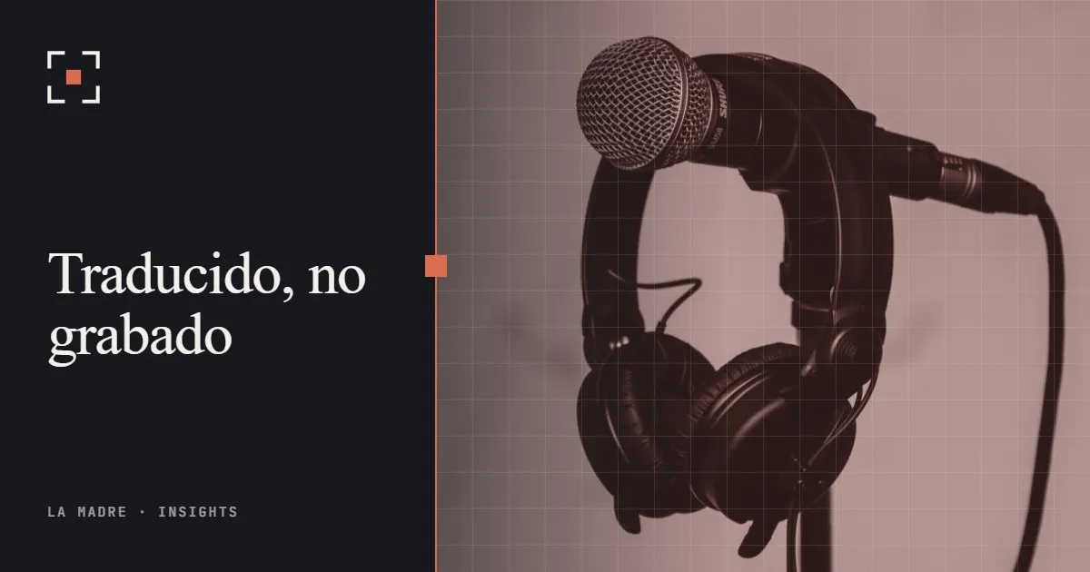 Unos auriculares colgados de un pie de micrófono, en duotono La Madre, junto a las palabras Traducido, no grabado