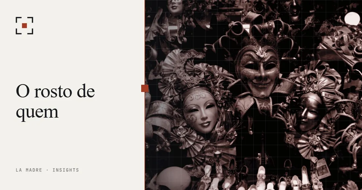 Uma parede de máscaras venezianas de carnaval, em duotone La Madre, ao lado das palavras O rosto de quem