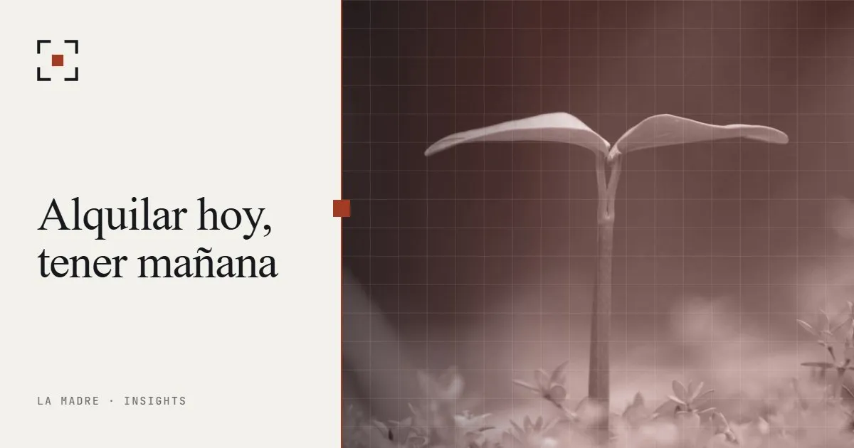 Una plántula joven creciendo desde el suelo, en duotono La Madre, junto a las palabras Alquilar hoy, tener mañana