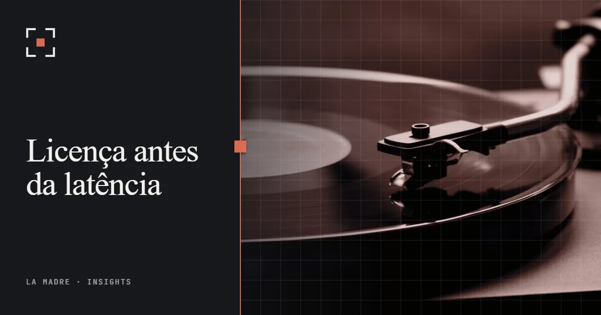 Um toca-discos com o braço apoiado sobre um disco de vinil, em duotone La Madre, ao lado das palavras Licença antes da latência
