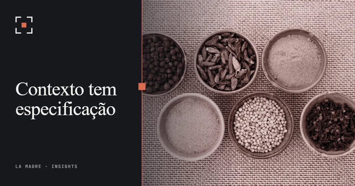 Seis tigelas pequenas de especiarias organizadas sobre uma mesa, em duotone La Madre, ao lado das palavras Contexto tem especificação