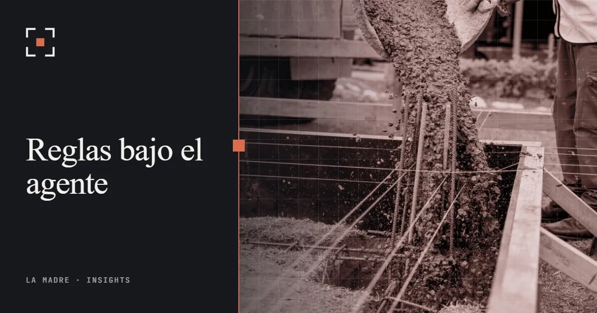 Hormigón vertido en una zapata de cimentación con varillas, en el duotono de La Madre, junto a las palabras Reglas bajo el agente