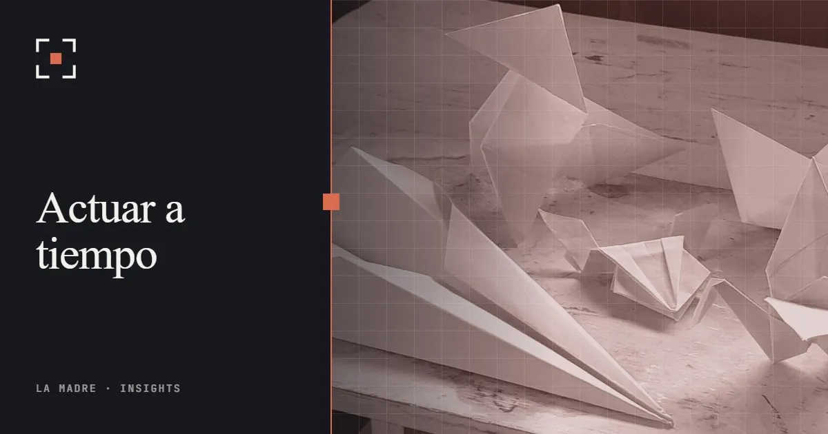 Aviones de papel blancos y pájaros de origami sobre una mesa de madera, en duotono La Madre, junto a las palabras Actuar a tiempo