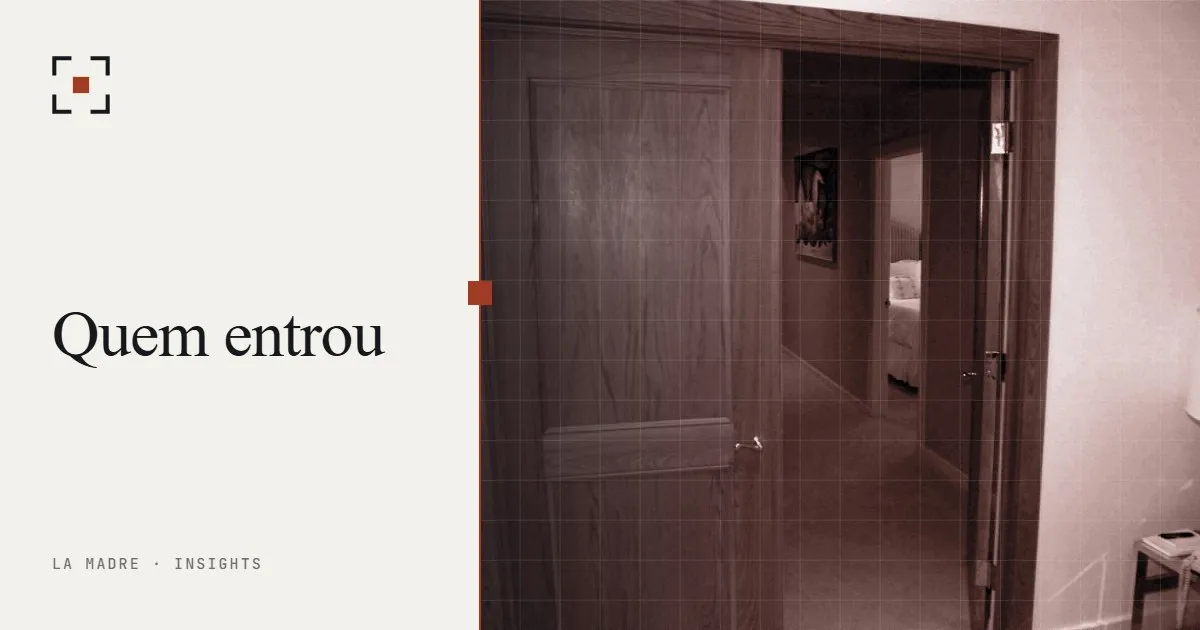 Uma porta de madeira entreaberta para um corredor, em duotone La Madre, ao lado das palavras Quem entrou