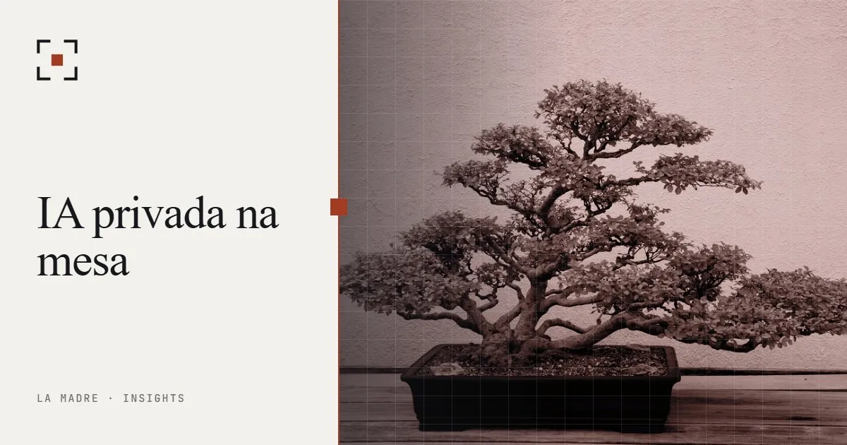 Um pequeno bonsai num vaso raso diante de uma parede cinza, em duotone La Madre, ao lado das palavras IA privada na mesa