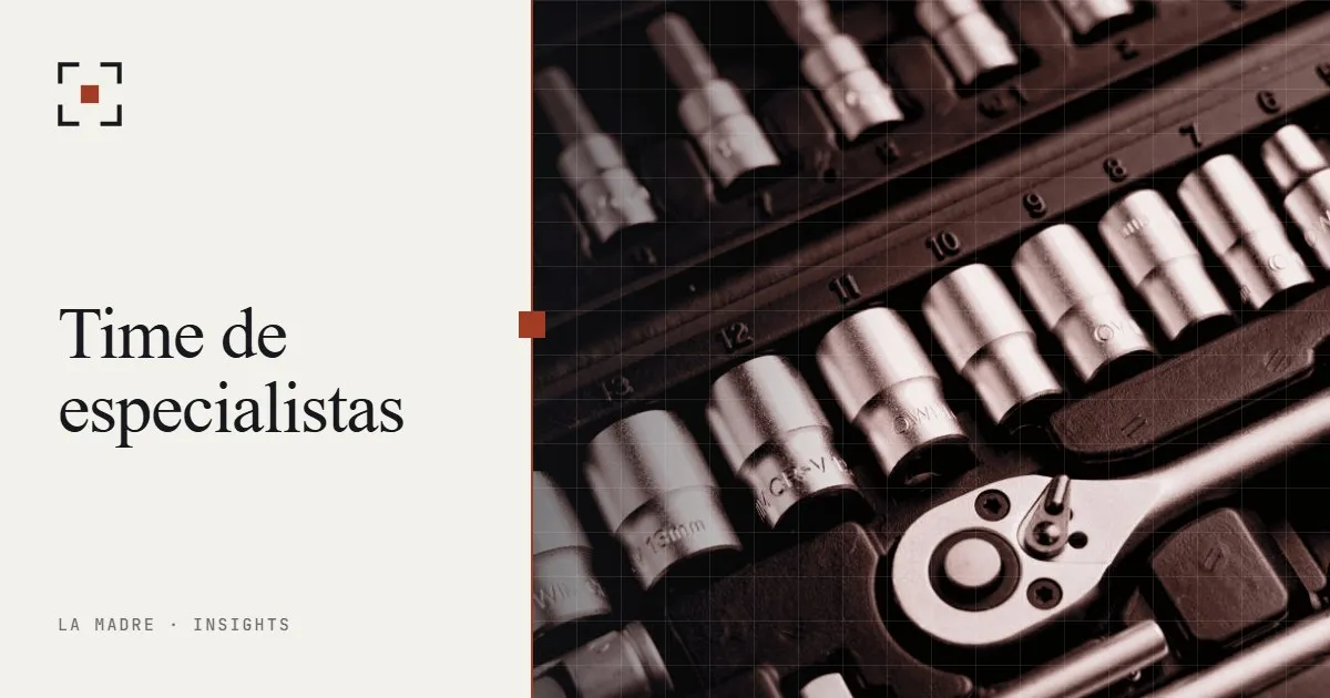 Um estojo aberto de soquetes de chave cromados em tamanhos graduados, em duotone La Madre, ao lado das palavras Time de especialistas