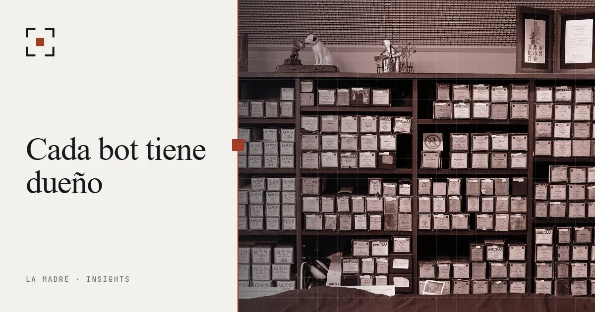 Estantes llenas de rollos de pianola en cajas, en el duotono de La Madre, junto a las palabras Cada bot tiene dueño