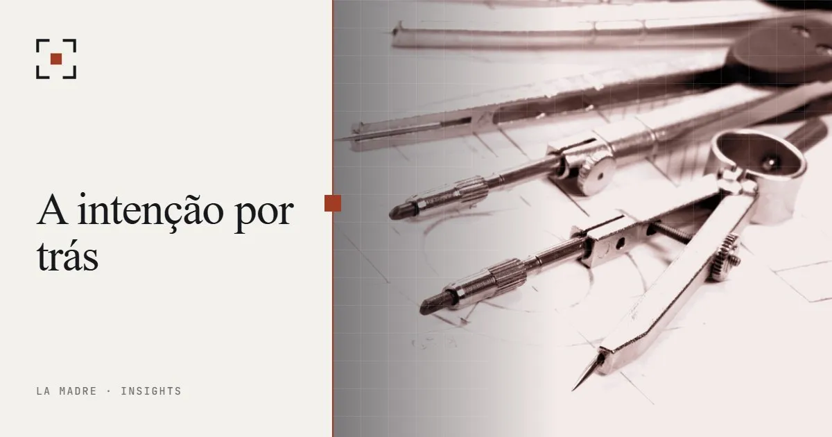 Compassos de desenho apoiados em um desenho técnico, em duotone La Madre, ao lado das palavras A intenção por trás