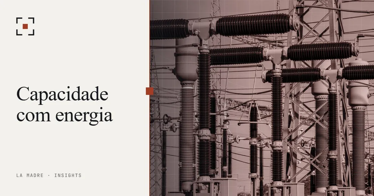 Isoladores e condutores em uma subestação elétrica, no duotone da La Madre, ao lado das palavras Capacidade com energia