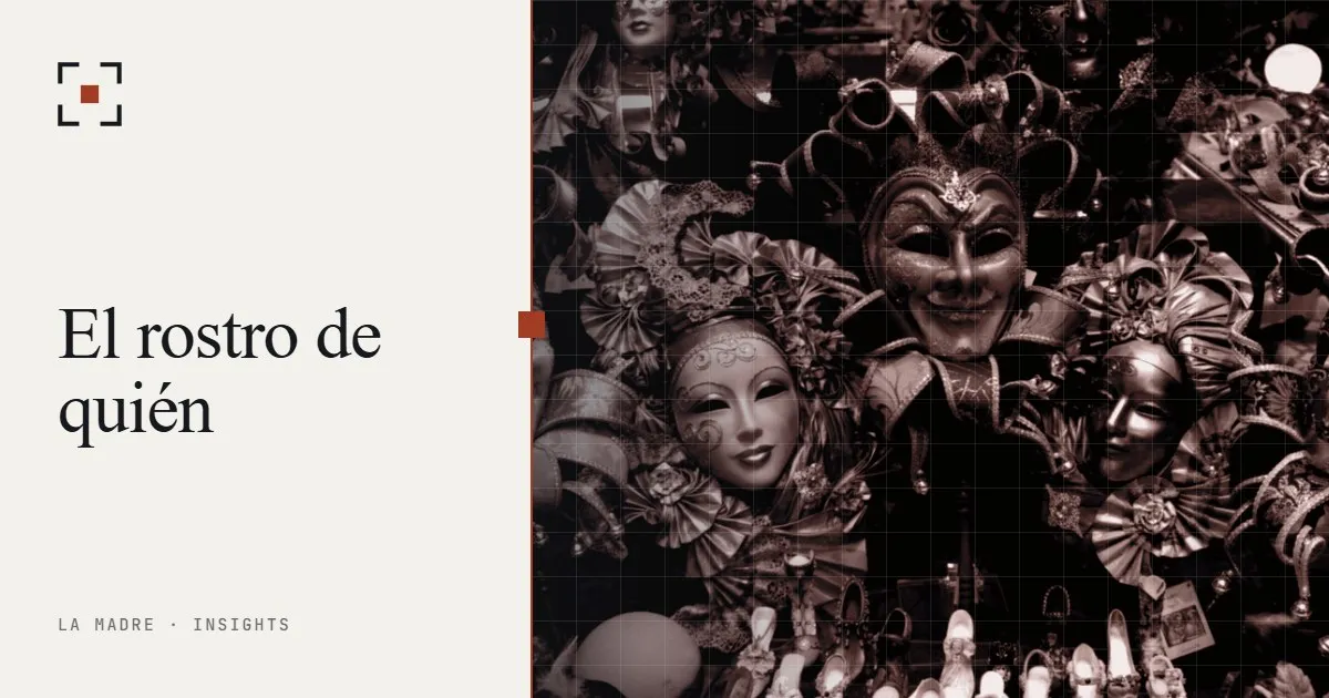 Una pared de máscaras venecianas de carnaval, en duotono La Madre, junto a las palabras El rostro de quién
