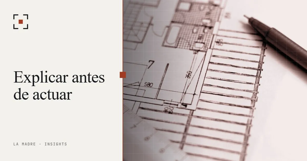Un plano de planta arquitectónico con un bolígrafo y una regla, en duotono La Madre, junto a las palabras Explicar antes de actuar