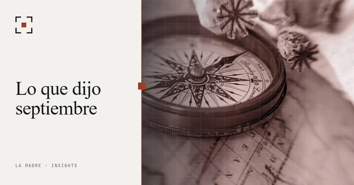 Una brújula antigua de latón sobre un mapa viejo, en duotono La Madre, junto a las palabras Lo que dijo septiembre