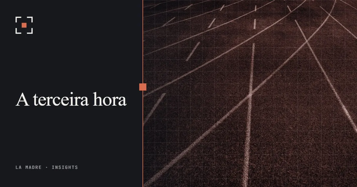 Raias curvas de uma pista de atletismo, em duotone La Madre, ao lado das palavras A terceira hora