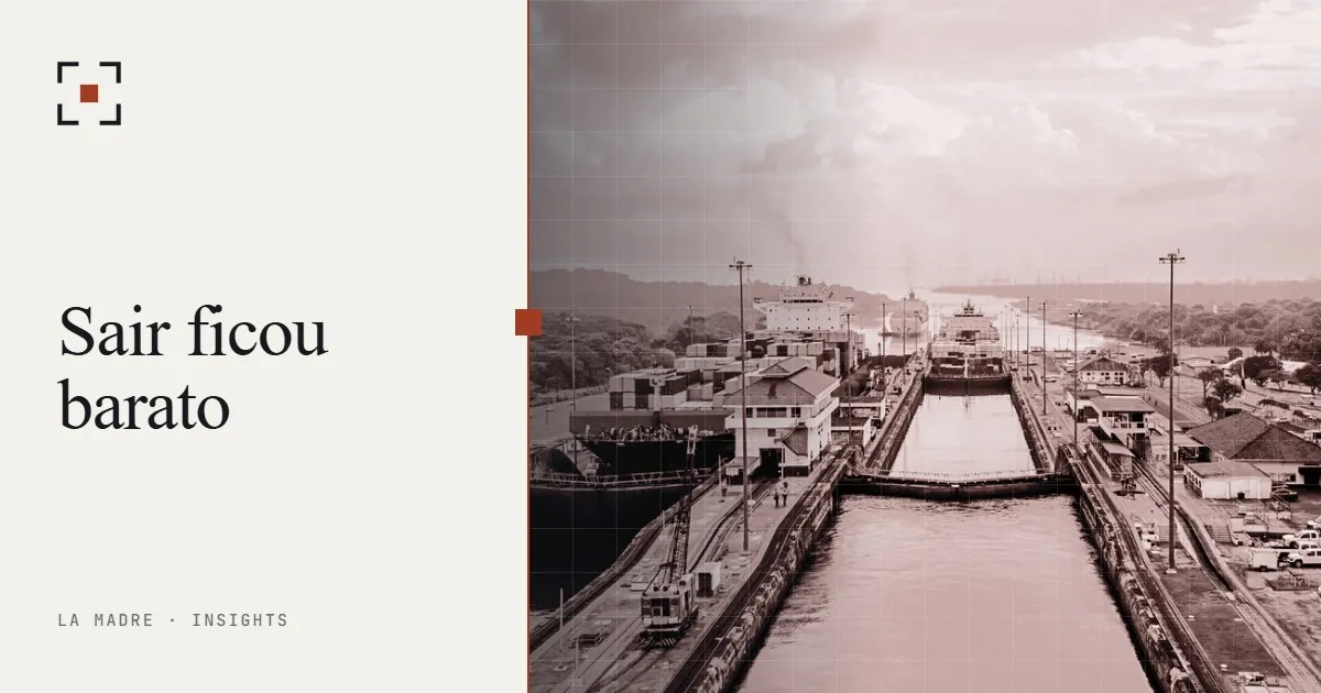 Um navio atravessando as câmaras de uma eclusa, em duotone La Madre, ao lado das palavras Sair ficou barato