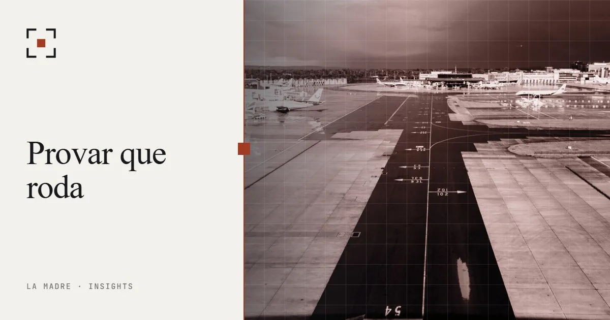 Uma pista de táxi de aeroporto com linhas guias pintadas levando à pista de pouso sob um céu escuro, em duotone La Madre, ao lado das palavras Prove que roda