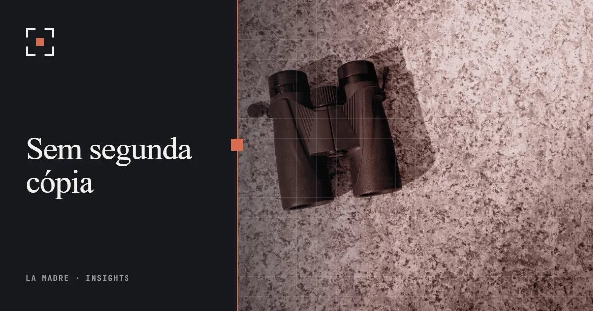 Um par de binóculos sobre granito, no duotone La Madre, ao lado das palavras Sem segunda cópia