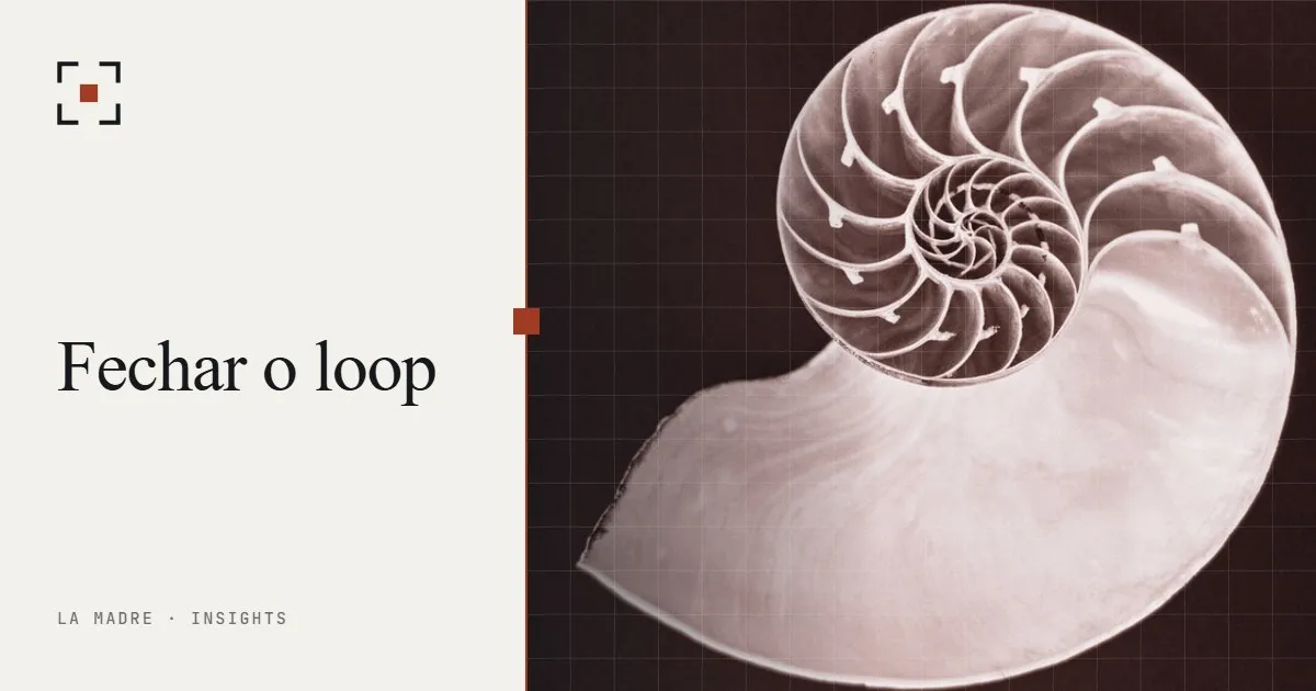 A espiral de uma concha de náutilo em close, em duotone La Madre, ao lado das palavras Fechar o loop