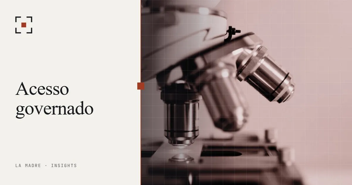 Objetivas de um microscópio de laboratório, em duotone La Madre, ao lado das palavras Acesso governado