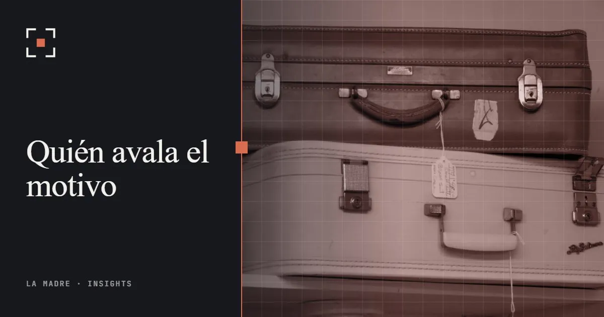 Dos maletas antiguas apiladas con una pequeña etiqueta de papel, en duotono La Madre, junto a las palabras Quién avala el motivo