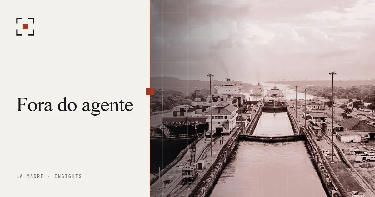 Uma eclusa com comportas fechadas prendendo um navio entre dois níveis de água, em duotone La Madre, ao lado das palavras Fora do agente