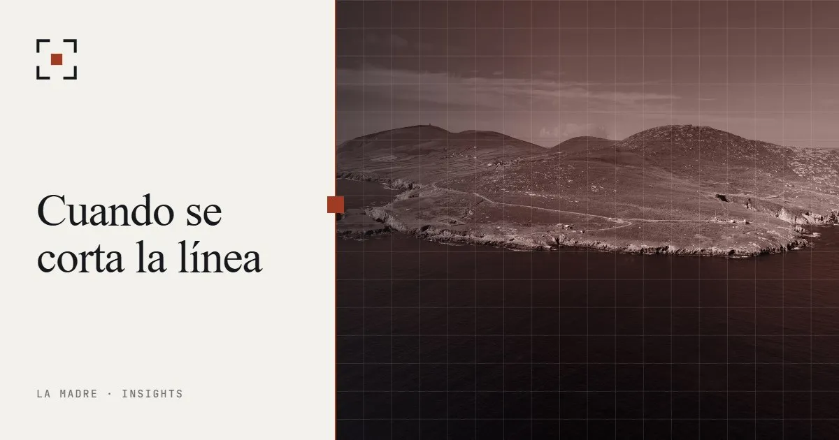 Una vista aérea de una isla verde aislada en un mar oscuro, en duotono La Madre, junto a las palabras Cuando se corta la línea