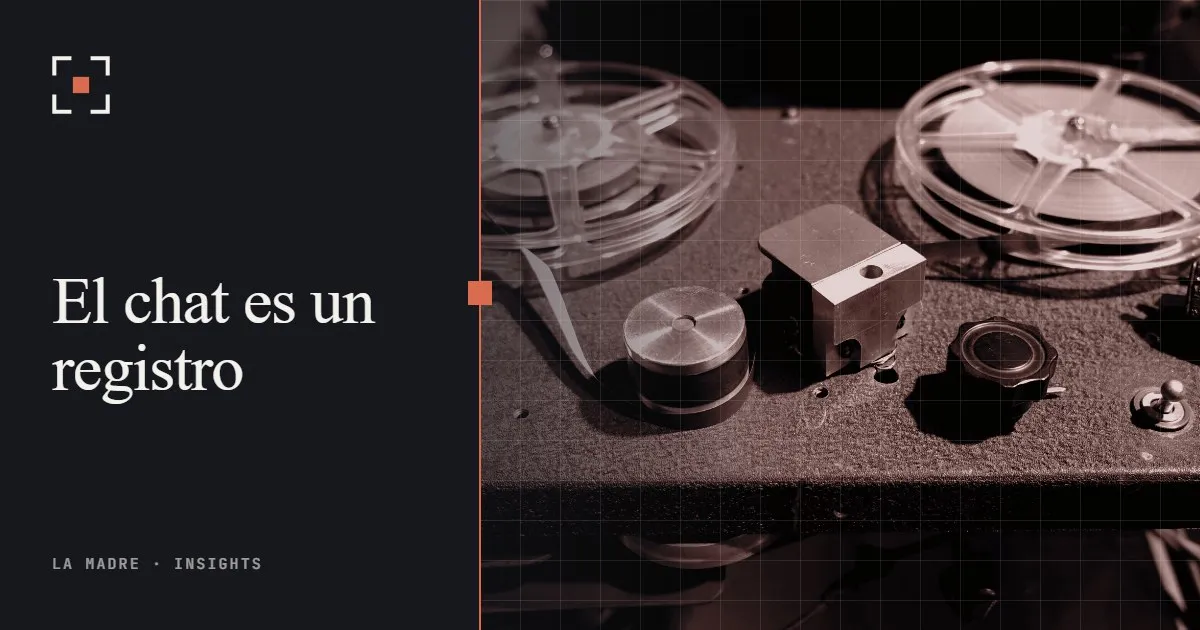 Un antiguo magnetófono de bobina abierta, en duotono La Madre, junto a las palabras El chat es un registro