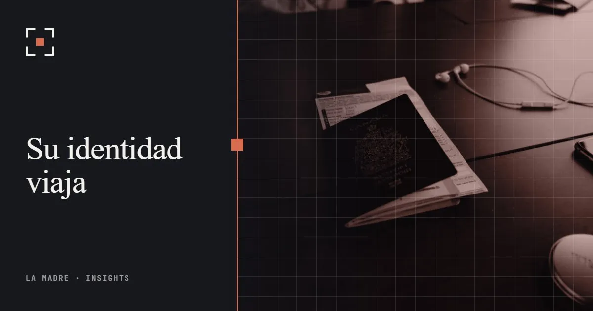 Un pasaporte sobre un escritorio oscuro, en duotono de La Madre, junto a las palabras Su identidad viaja