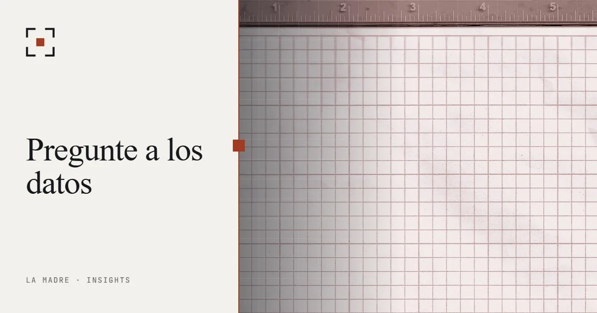 Una hoja de papel cuadriculado verde de ingeniería bajo una regla, en duotono La Madre, junto a las palabras Pregunte a los datos