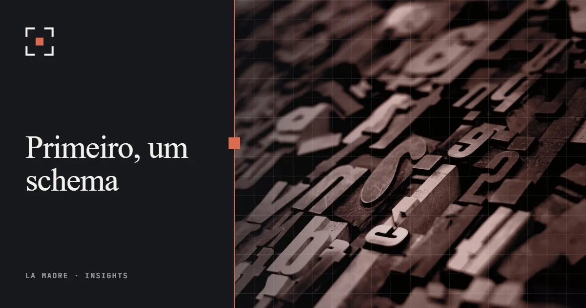 Blocos de tipografia de madeira espalhados, em duotone La Madre, ao lado das palavras Primeiro, um schema