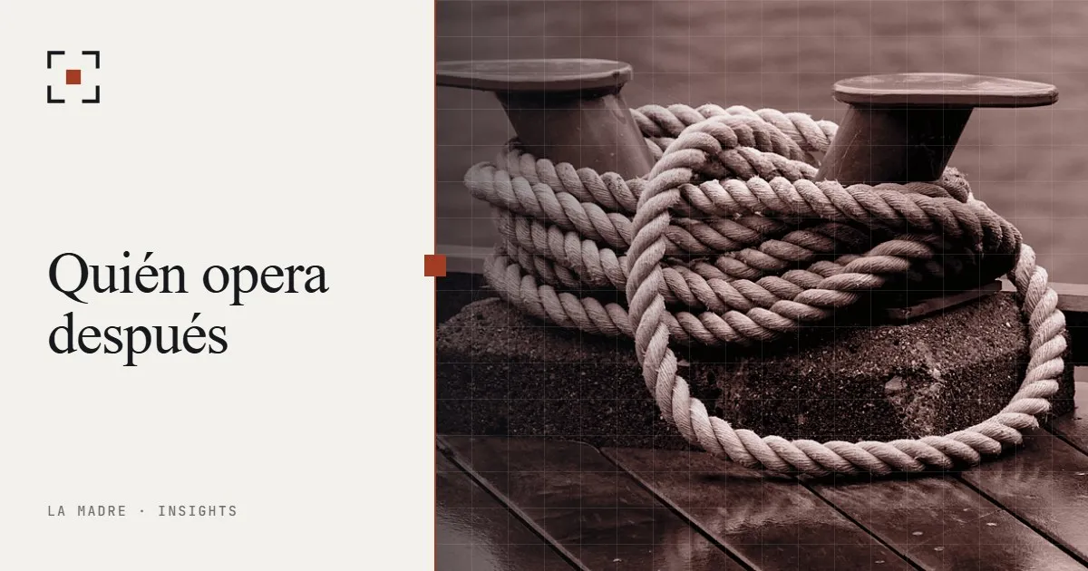 Un grueso cabo de amarre enrollado en un noray de un muelle de madera, en duotono La Madre, junto a las palabras Quién opera después