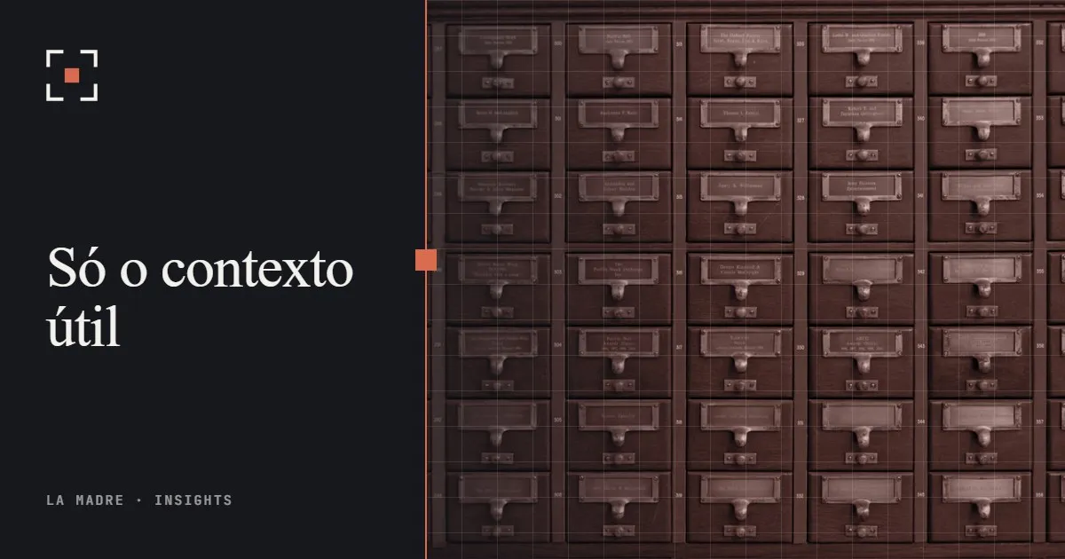 Fileiras de gavetas de fichário de madeira de biblioteca, em duotone La Madre, ao lado das palavras Só o contexto útil