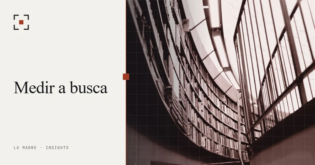 Estantes curvas de biblioteca cheias de livros vistas de baixo, em duotone La Madre, ao lado das palavras Medir a busca