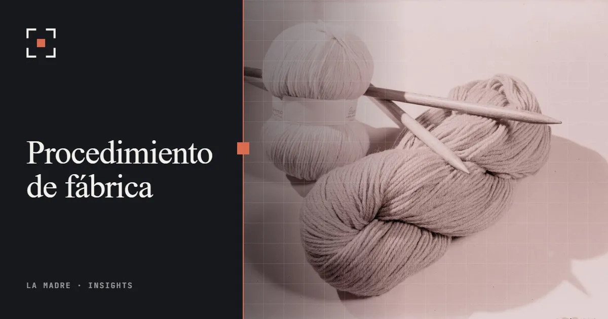 Madejas de lana con agujas de tejer, en el duotono de La Madre, junto a las palabras Procedimiento de fábrica