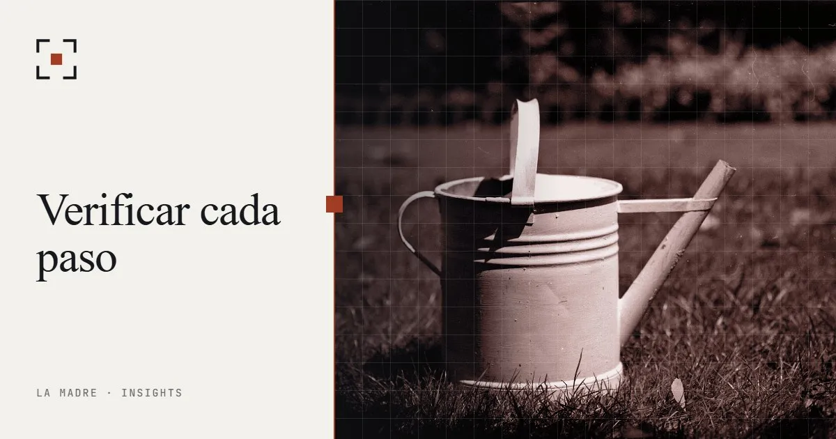 Una regadera metálica sobre el césped, en el duotono de La Madre, junto a las palabras Verificar cada paso