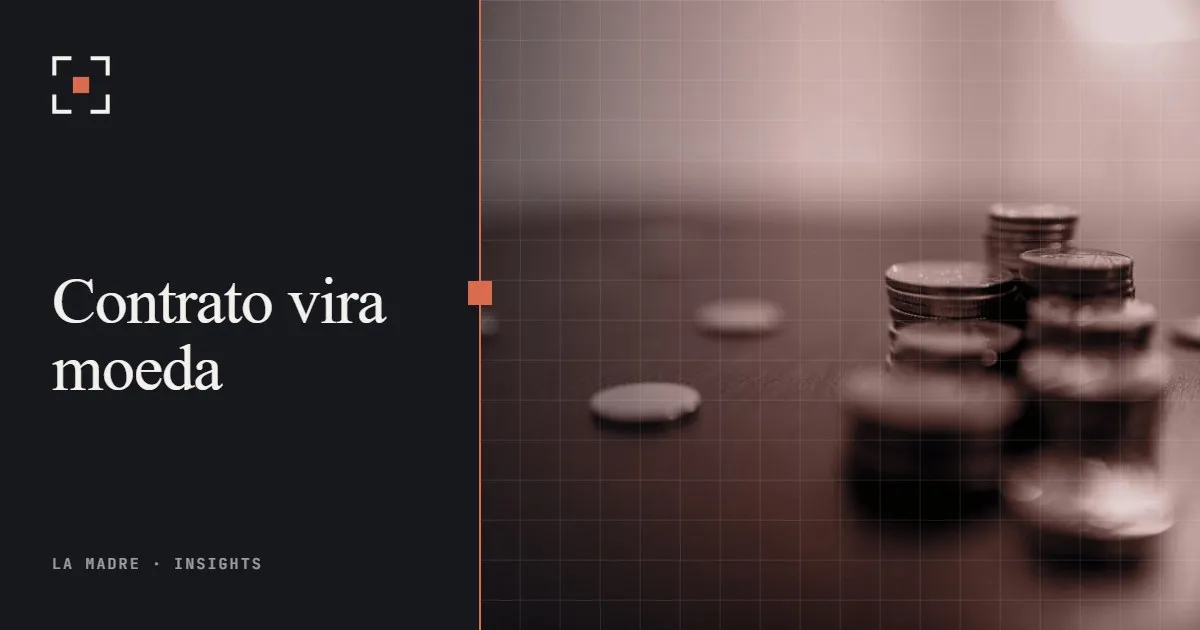 Pilhas de moedas sobre uma mesa de madeira escura, em duotone La Madre, ao lado das palavras Contrato vira moeda