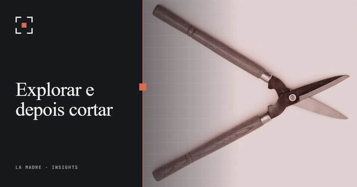 Uma tesoura de poda sobre fundo branco, em duotone La Madre, ao lado das palavras Explorar e depois cortar