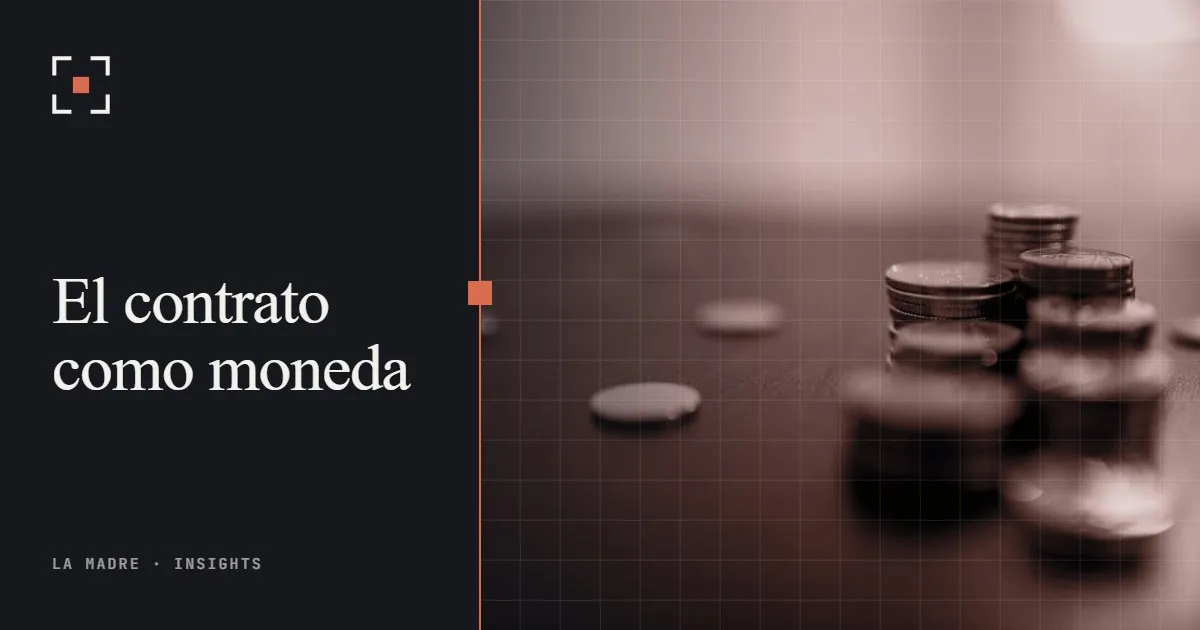 Pilas de monedas sobre una mesa de madera oscura, en duotono La Madre, junto a las palabras El contrato como moneda