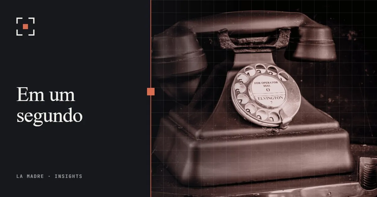 Um telefone antigo de disco com o fone no gancho, em duotone La Madre, ao lado das palavras Em um segundo