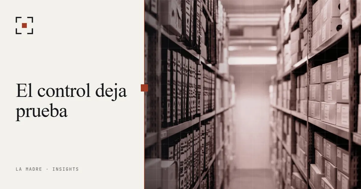 Un largo pasillo de archivo con estanterías de cajas y carpetas, en duotono La Madre, junto a las palabras El control deja prueba